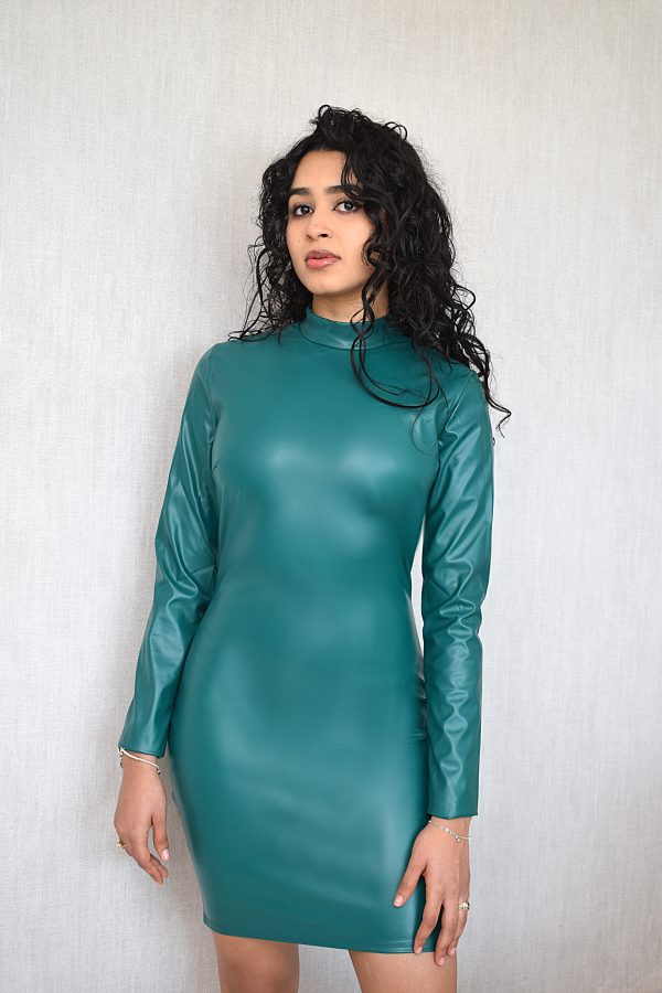 Vestido verde mini de poliuretano con cuello alto - Imagen 4