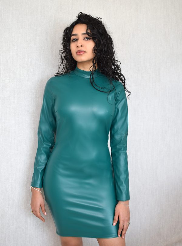 Vestido verde mini de poliuretano con cuello alto - Imagen 3