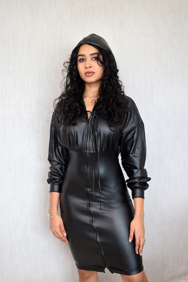 Vestido con capucha y cremallera. - Imagen 3