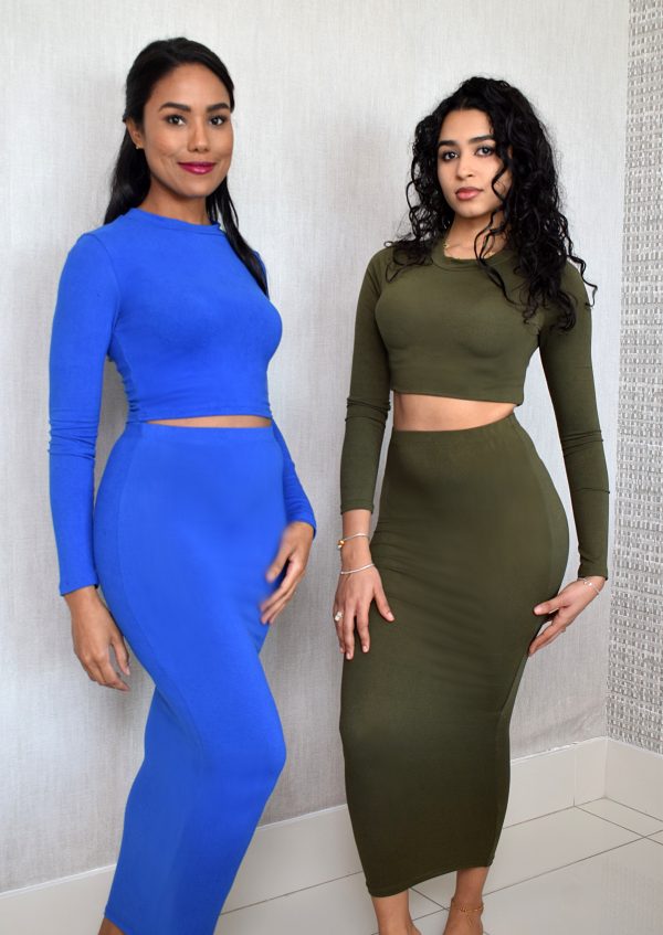 conjunto de falda midi con camiseta manga larga verde y azul.