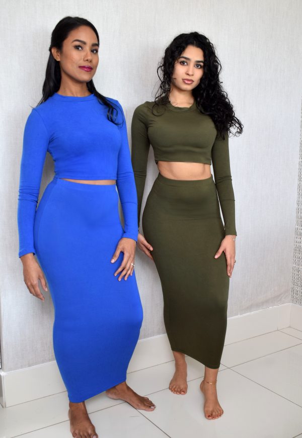 conjunto de falda midi con camiseta manga larga verde y azul. - Imagen 4