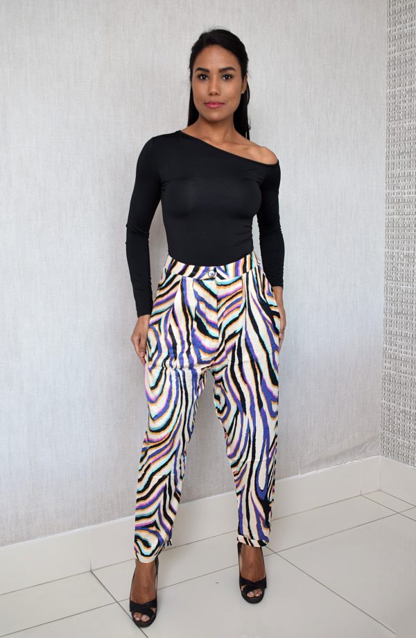 PANTALONES CON ESTAMPADO DE CEBRA MULTICOLOR.