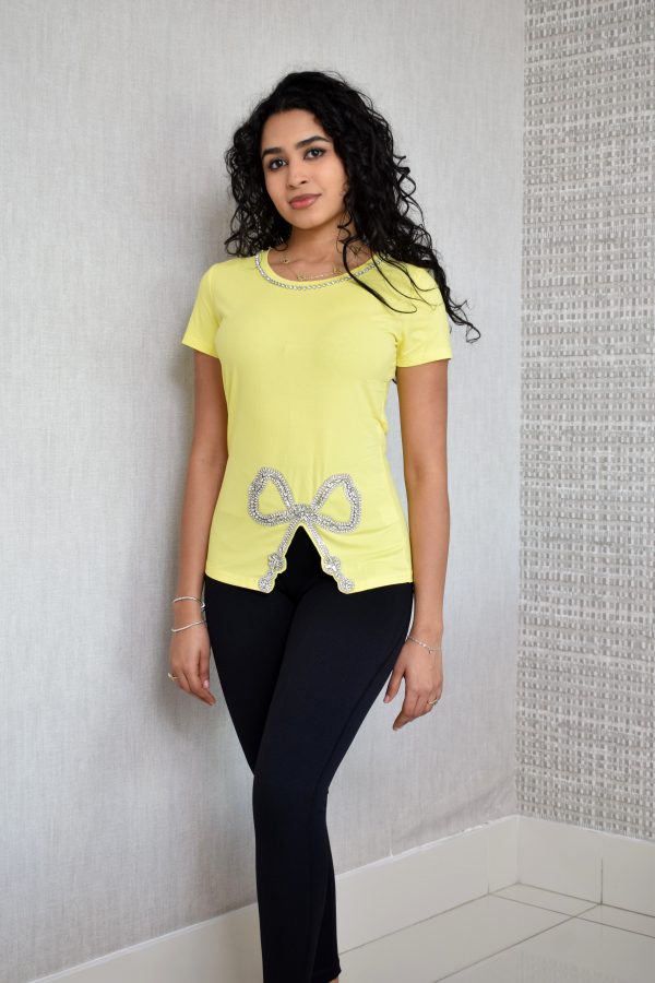 Camiseta AMARILLA DIOSA con lazo en el dobladillo.