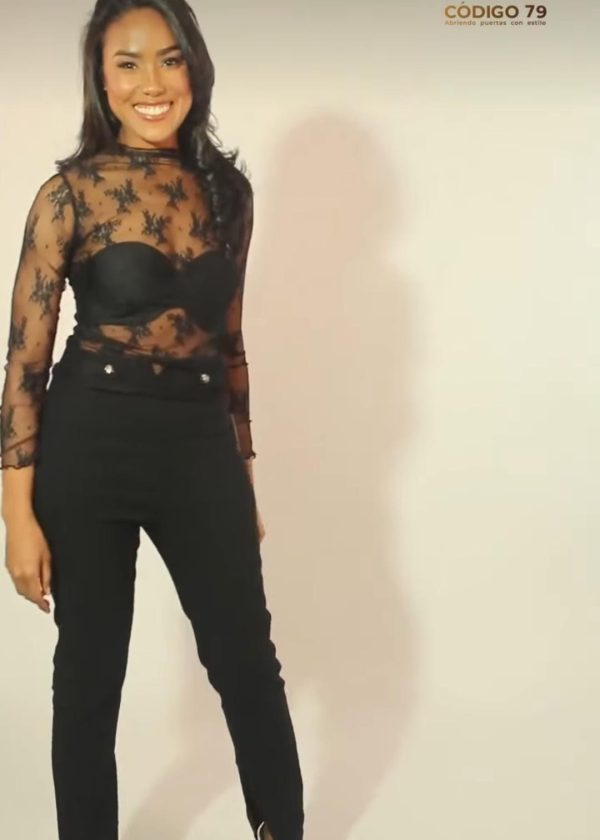 Blusa de manga larga con encaje transparente.
