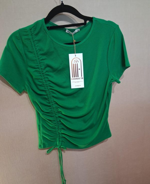 Blusa de manga corta acanalada con detalle fruncido en un solo lado verde y rojo cordón a los lados - Imagen 2