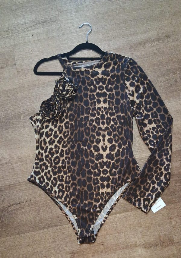Poéselle Body de mujer con estampado de leopardo, escote asimétrico y mangas largas decoradas - Imagen 2