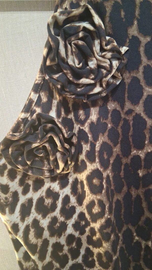Poéselle Body de mujer con estampado de leopardo, escote asimétrico y mangas largas decoradas - Imagen 3