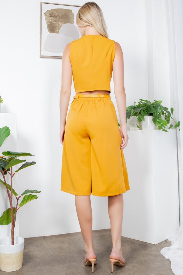 Traje chaleco y pantalón capri. Elegante, casual Cremallera, bolsillo, botón, cinturón trasero cintura ajuste regular, Conjunto de 2 piesas capri y chaleco. chaleco de botones al frente, con forro y cuello V. capri con cremallera, bolsas, cinto, botón y elástico en la cintura (atras). conjunto elegante, casual. CONJUNTO MOSTAZA - Imagen 2