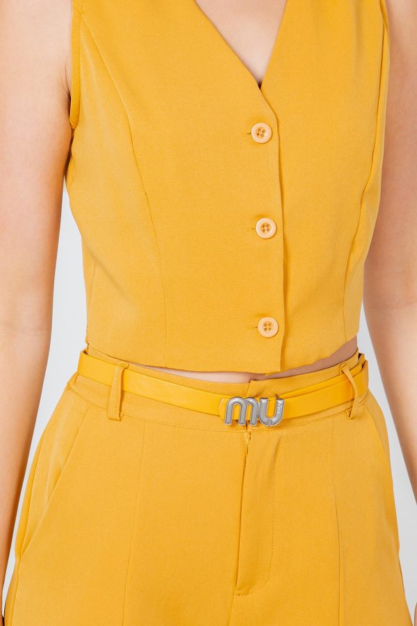 Traje chaleco y pantalón capri. Elegante, casual Cremallera, bolsillo, botón, cinturón trasero cintura ajuste regular, Conjunto de 2 piesas capri y chaleco. chaleco de botones al frente, con forro y cuello V. capri con cremallera, bolsas, cinto, botón y elástico en la cintura (atras). conjunto elegante, casual. CONJUNTO MOSTAZA - Imagen 3