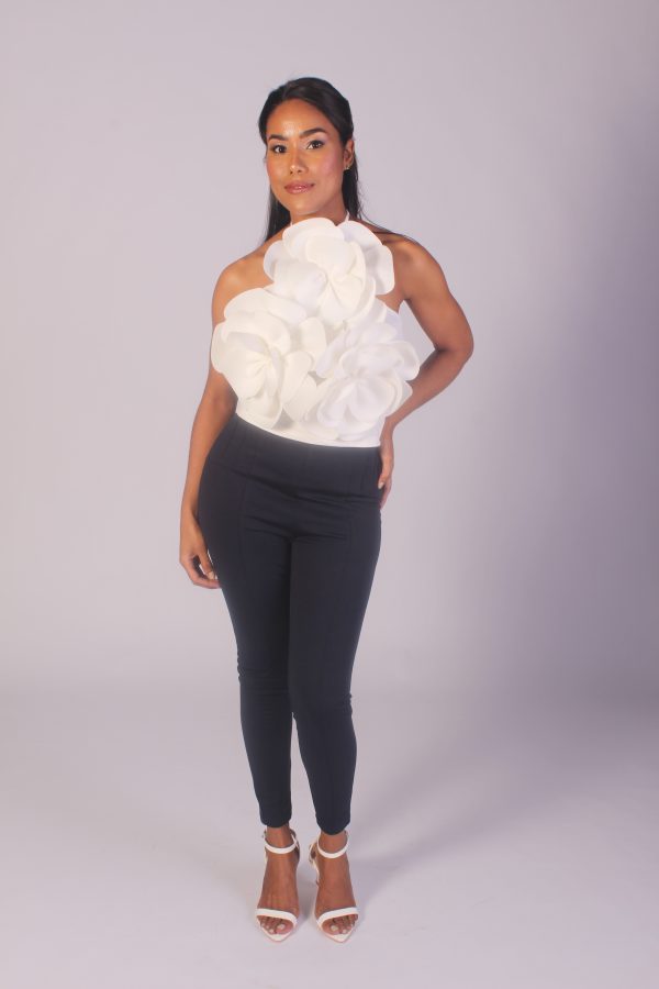 "Raffinéa Top sin mangas ajustado de mujer con TRES FLORES BLANCAS Sólido, cuello halter cruzado y diseño acanalado, perfecto para el Día de San Valentín.