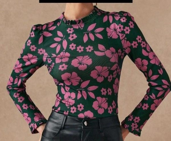 Camiseta gráfica casual de manga larga con cuello alto, puños de volantes y estampado floral, para outfit de primavera / verde y rosado.