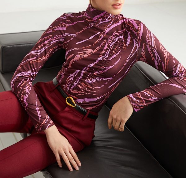 "MOTF PREMIUM Top abstracto cuello alto  marrón con rosado"