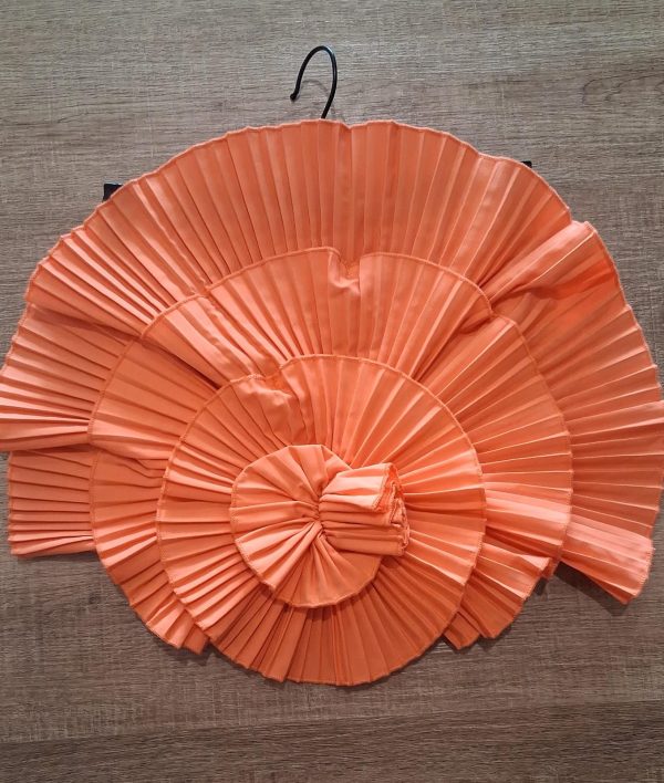 Aloruh – Bandeau Elegante con Flores 3D en Pliegues (Crema & Naranja) - Imagen 3