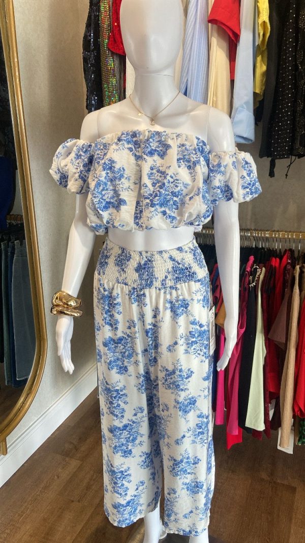 Pantalones y top corto tropicales de pierna ancha con elástico fruncido blanco con flores azules IRIS
