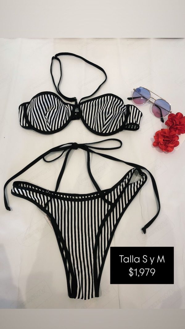 Conjunto de dos piezas para nadar en verano con parte superior tipo bandeau de cuello de halter con ribete de contraste a rayas y Bottom con detalle de cordones cruzados en la cintura