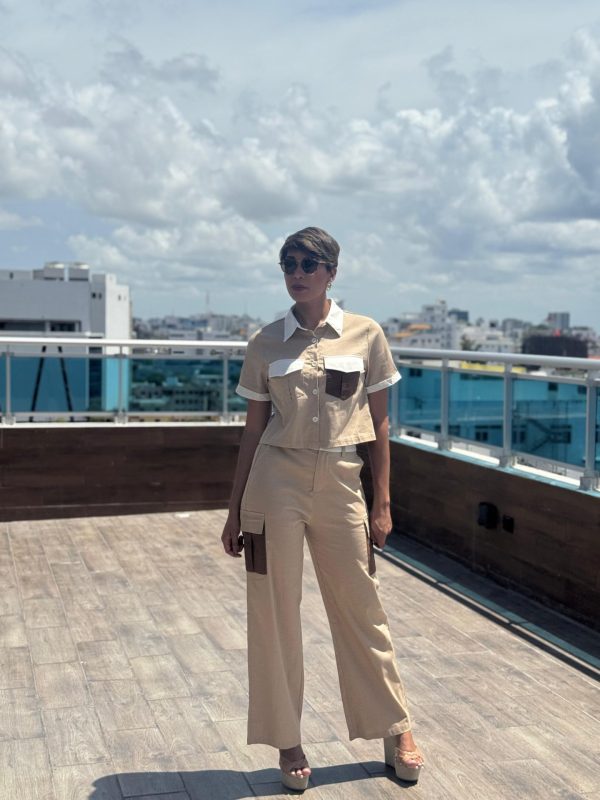 Conjunto cargo multicolor de dos piezas con botones, tela elástica, la modelo mide 5'7 y usa talla S, blusa con botones y múltiples bolsillos adjuntos, pantalones de cintura alta y pierna ancha con cordón elástico en la cintura en la espalda, traje para todas las formas del cuerpo