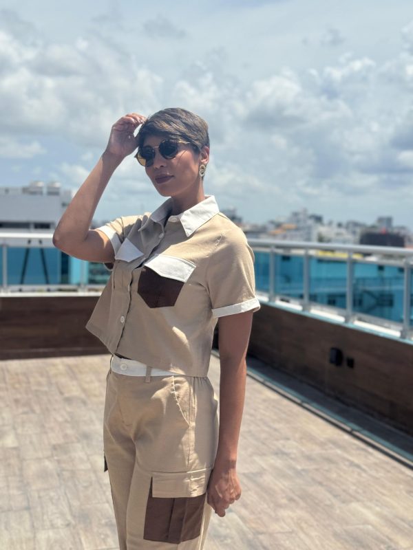 Conjunto cargo multicolor de dos piezas con botones, tela elástica, la modelo mide 5'7 y usa talla S, blusa con botones y múltiples bolsillos adjuntos, pantalones de cintura alta y pierna ancha con cordón elástico en la cintura en la espalda, traje para todas las formas del cuerpo - Imagen 2