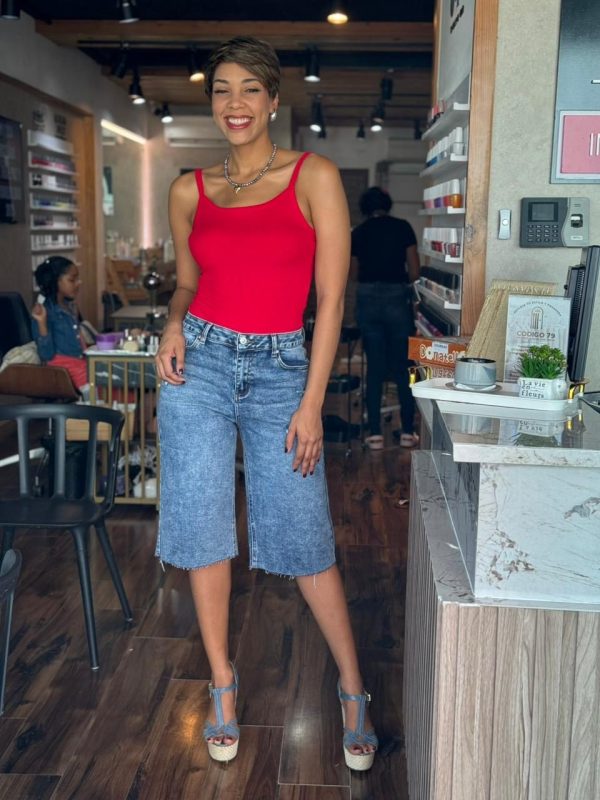 BERMUDAS DE VAQUERO CON BAJO SIN COSTURA.